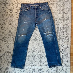 Levi’s Jeans 501 Vintage Jeans - Säljer dessa eftertraktade Levi’s jeansen i unika 501 modellen Jag är 186 dom passar mig perfekt passar om man är runt 180, Innerbenslängd 75Cm  Midjemått 88Cm Fotöppning 20Cm, Skickar fler bilder om det önskas