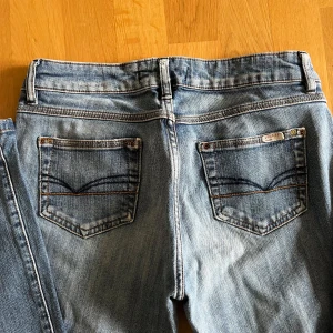 Blå jeans från Cheap Monday - Säljer ett par ljusblå jeans med fem fickor och snygg slitning på benen. Jeansen har normal passform, raka ben och är tillverkade i bomull. Skriv om frågor! :)