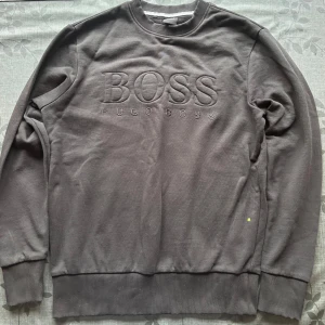 Hugo Boss tröja svart, Ny skick - Svart Hugo Boss tröja, herrstorlek S. Använd max 4–5 gånger och i väldigt fint skick, ser som ny ut.  Nypris ca 1400 kr. Säljer då den bara blivit liggande.  Kan skickas omgående eller hämtas i Göteborg.  Hör av dig vid intresse!