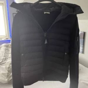 Moncler cardigan  - Tja säljer nu min navy blue moncler cardigan den är i storlek m men passar s. Den är i väldigt fint. Det är bara att höra av sig om de skulle vara några frågor eller om de önskas fler bilder.