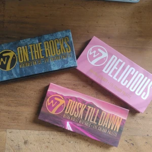 3 ögonskuggspaletter från W7 - Säljer tre ögonskuggspaletter från W7: On The Rocks, Delicious och Dusk Till Dawn. Paletterna innehåller både matta och skimrande skuggor i nyanser av nude, grönt, guld, rosa, lila och bäriga toner. Perfekt för dig som vill ha många färger att välja på! Alla paletter har spegel i locket. Aldrig använda.