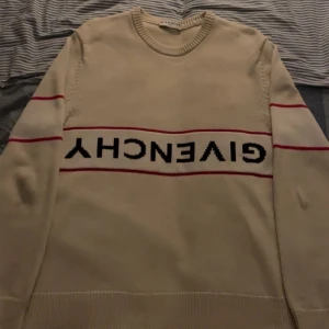 Givenchy sweatshirt - Hej, säljer nu min knappt använda givenchy sweatshirt då den bara händer i garderoben. Den är köpt på deras officiella hemsida och kostade cirka 10 000kr jag säljer den för 5000kr ( vid snabb affär kan priset diskuteras). Size L/Large tags och annat följer med