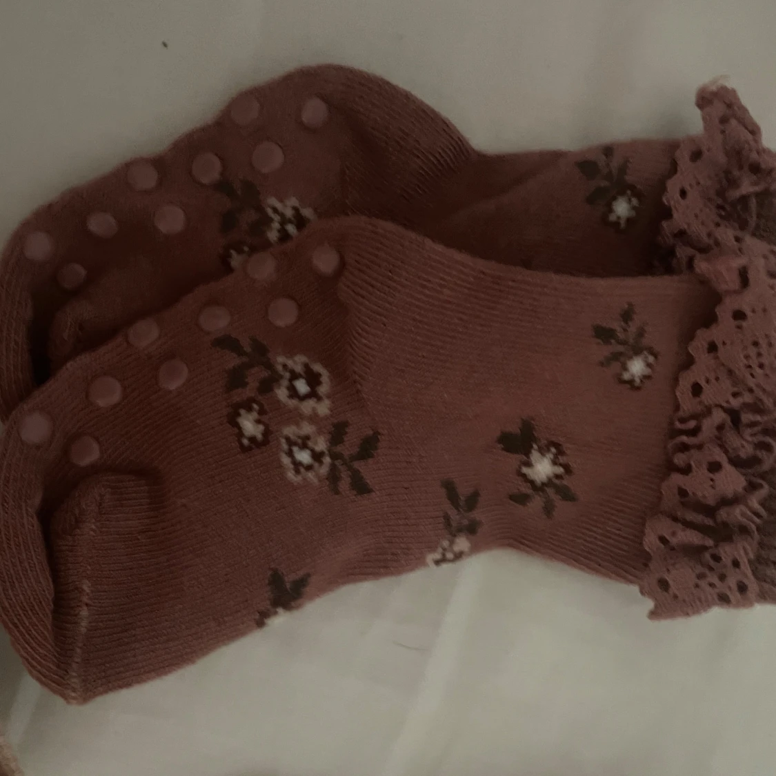 3-pack blommiga bebis spetsstrumpor  - 4