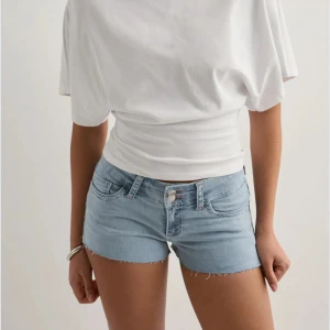 Ljusblå jeansshorts från Nelly - Snygga ljusblå jeansshorts med låg midja från Nelly. Säljer då dem inte kommer till användning. Ordinarie pris 499kr, säljer för 350 men kan tänka mig att sänka