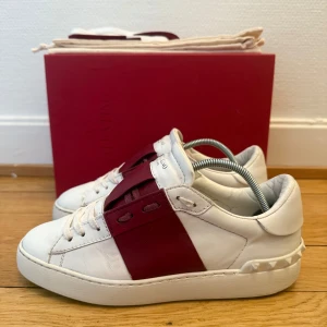 Valentino open sneakers - Säljer nu dessa fina valentino open skor | Fint skick | Storlek 38 | Kommer med box,dustbag extra nya snören och kvitto | Hör gärna av er vid frågor eller funderingar 