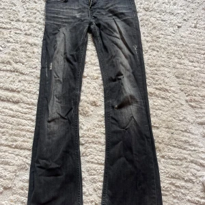 Mörka lågmidjade bootcutjeans från Fornarina - Säljer nu dessa jeans då de är för små, de är knappt använda och har inga defekter ⭐️ midjemått:40 rakt över Innerbenslängd:73