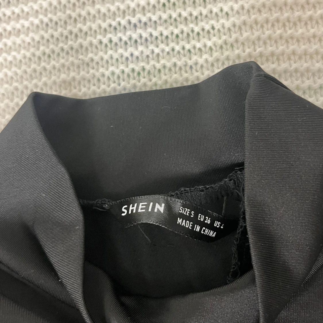 Svart croppad topp med snörning SHEIN - 2
