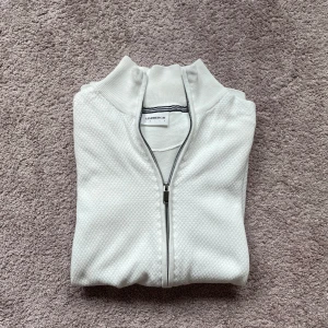 Helzip lindbergh - Säljer denna helzip från lindbergh, perfekt nu för sommaren! Använd fåtal gånger! Storlek s! Dm vid frågor!