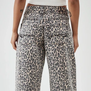 Leopardmönstrade jeans  - Köpta på Urban Outfitters. Knappt använda och i bra skick. W24 och L32