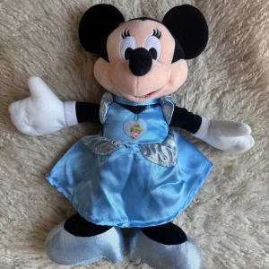 Minnie mouse i Askungen klänning - Mycket bra skick. Gosedjur ifrån Disney. 