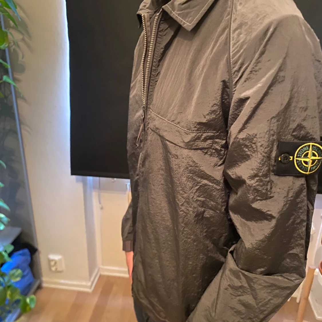 Grå vindjacka från Stone Island - 1