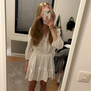 Vit klänning från zara - Supersöt vit klänning från zara som inte säljs längre!! Använd några få gånger så i superfint skick. Säljes då den inte kommer till användning.💕