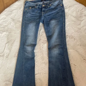 Blå jeans från True Religion - Blå jeans i joey från true religion. Storlek 27. Säljer pga de är lite för stora i midjan. Använda ett fåtal gånger är i nyskick.