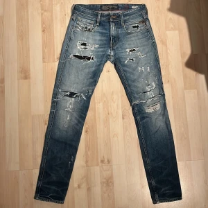 Replay Anbass Jeans - Säljer ett par Ljusblåa riktigt snygga Replay Anbass som är i storlek W29 L32 med snygg tvätt och mycket slitningar! Priset är inte helt hugget i sten.Har ni några frågor så är det bara att skriva till mig//Mvh Erik