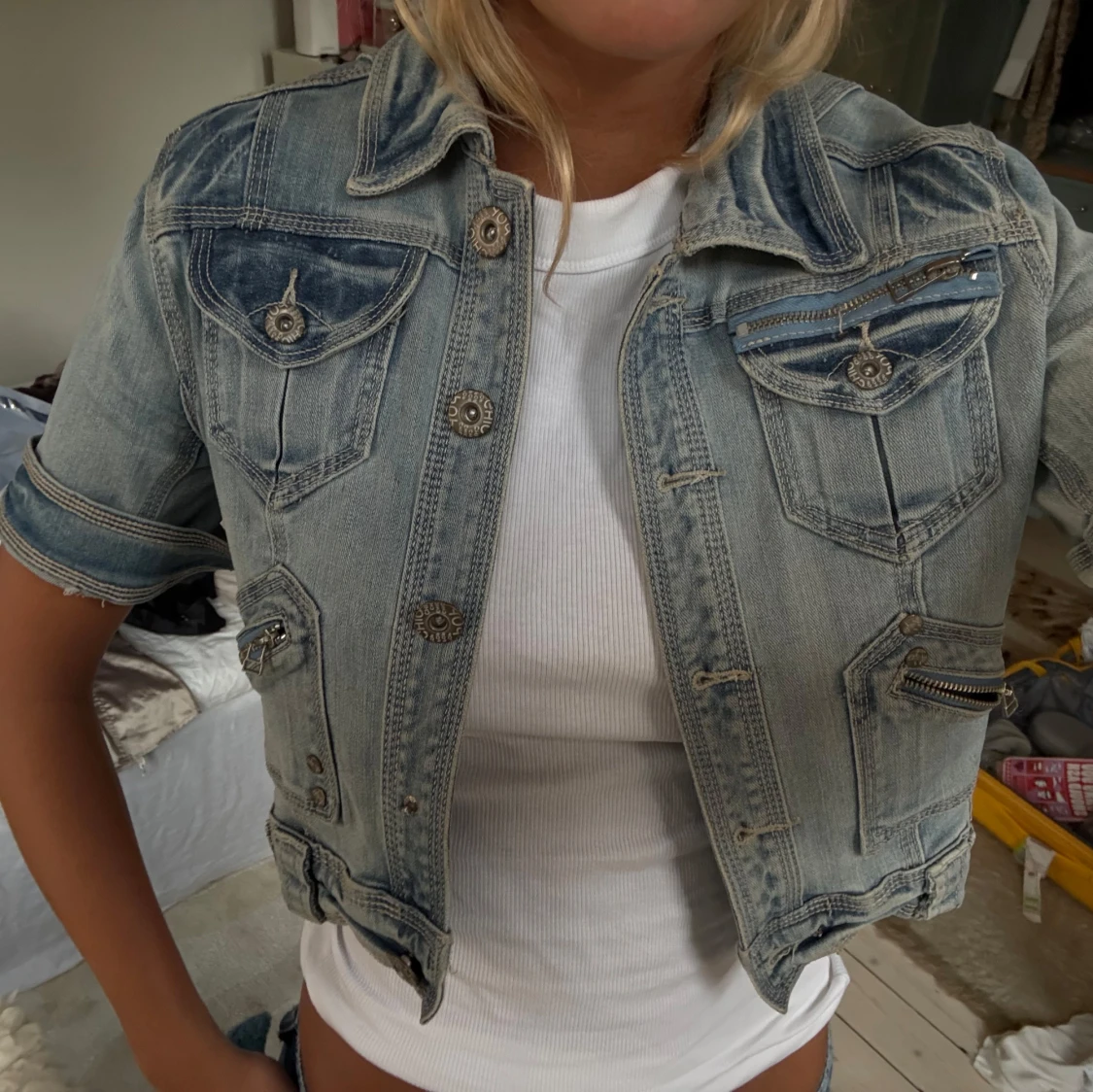 Croppad jeansjacka med kort ärm