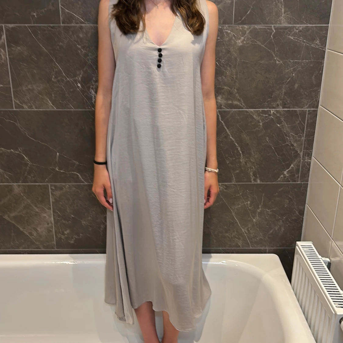 Ljusgrå ärmlös långklänning