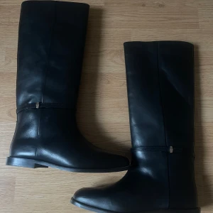 Svarta  skinnboots - Helt nya från H&M! Strl: 39. Äkta läder.