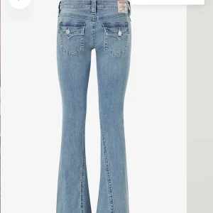 True religion jeans - Säljer dessa jeans för jag köpte ett par andra, dessa jeans är mid rise🩷 Inga defekter och ser som nya ut😊köpt för 1200kr💘