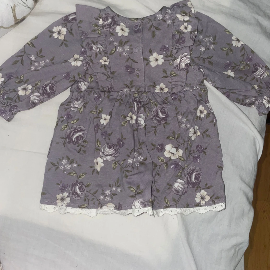 Lila blommig bebis klänning med volang