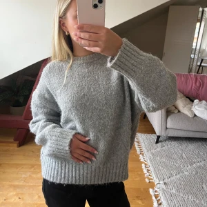 Grå stickad tröja  - Fin grå stickad tröja! 