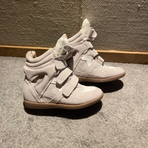 Biega Isabell Marant skor  - Säljer nu mina jätte snygga isabell Marant skor i färgen ecru. Som endast är testade inomhus. Säljer de då jag är sugen på ett par Valentino Garavani Rockstud Untitled istället, Skriv gärna om ni har ett par till salu🫶🏻. Orderbekräftelse finns vid förfrågning. Kom med prisförslag! Skriv för minsta fundering!💕