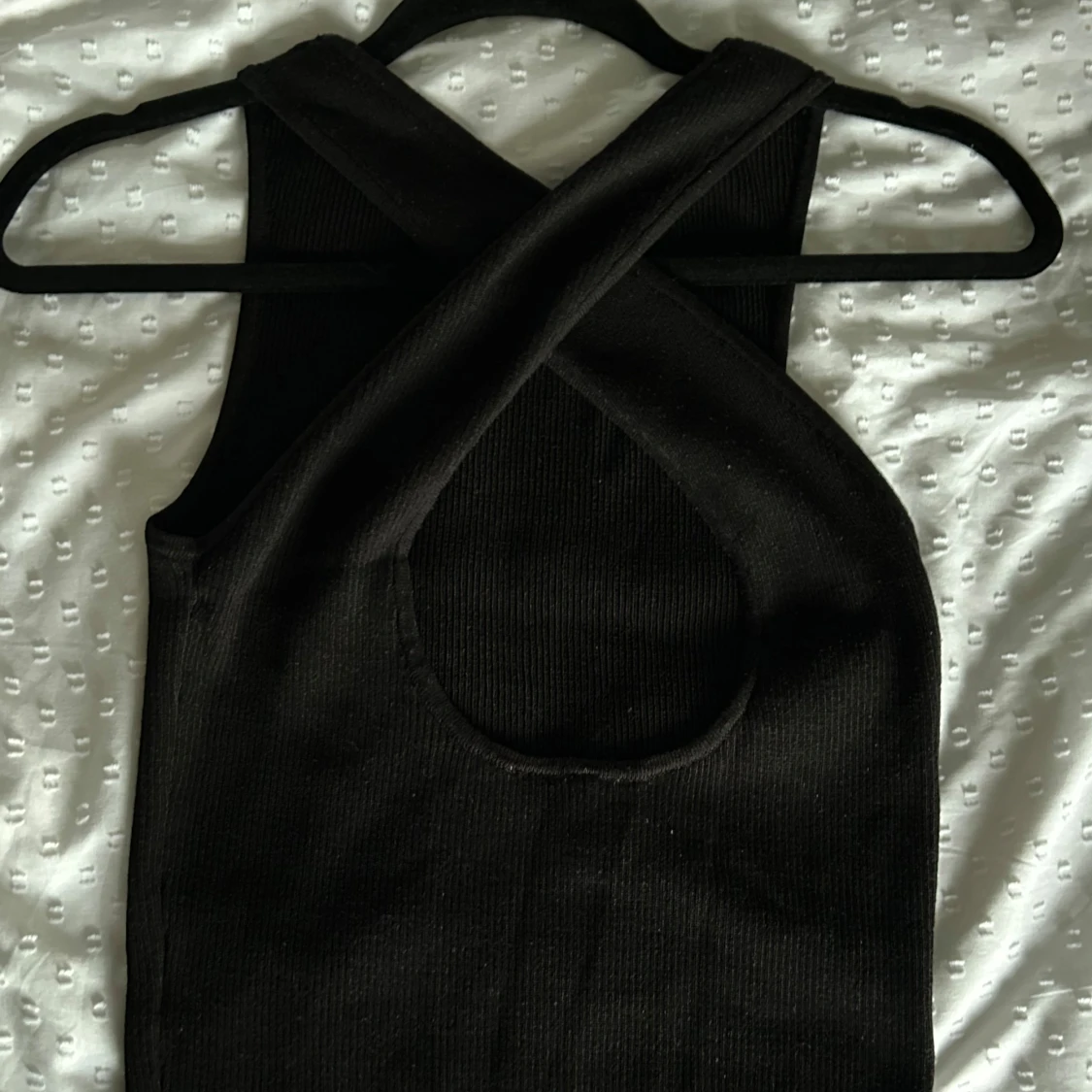 Svart ribbad linnetopp med korsad rygg - 1