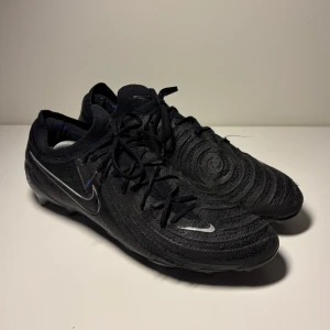 Nike Phantom - Nike Phantom Fotbollskor // Storlek 45 passar 44 o 43 // Skick 8.5/10 // Nypris 3500, mitt pris 699 // Hör av dig vid frågor o funderingar!