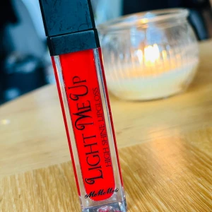 Light Me Up High shine Lipgloss ”Intense” med spegel från MeMeMe! - Light Me Up High shine Lipgloss ”Intense” med spegel från MeMeMe. 6 ml. Oanvänt.