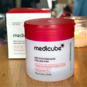 Medicube Red Succinic Acid Peeling Pads! - Medicube Red Succinic Acid Peeling Pads (70 st). Rengör och exfolierar huden skonsamt med AHA & PHA-syror och minskar acne, pigmentfläckar, återfuktar och raffinerar porerna. 155 g. Oöppnad med kartong.