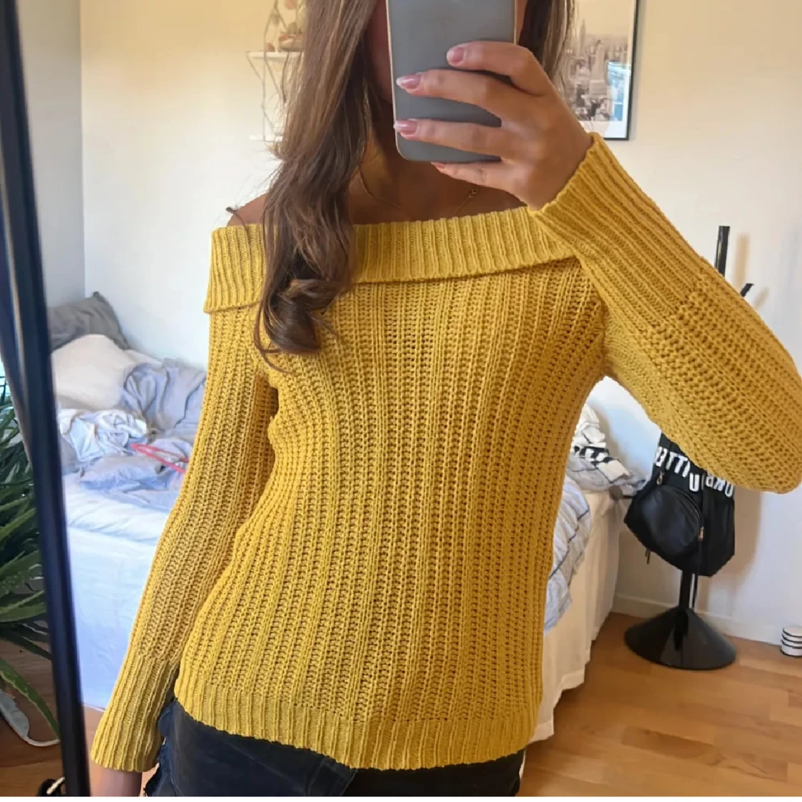 Gul offshoulder stickad tröja