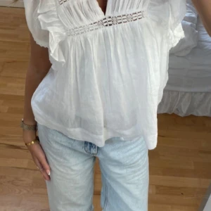 Trendig blus från Chelsea  - Inte min bild men har exakt denna från Chelsea i strl s. Sitter perfekt på mig som är 168 o bör oftast s/xs. Säljer pga att den ej kmr till användning💗har inte använt den sedan jag köpte den förutom när jag provade den.
