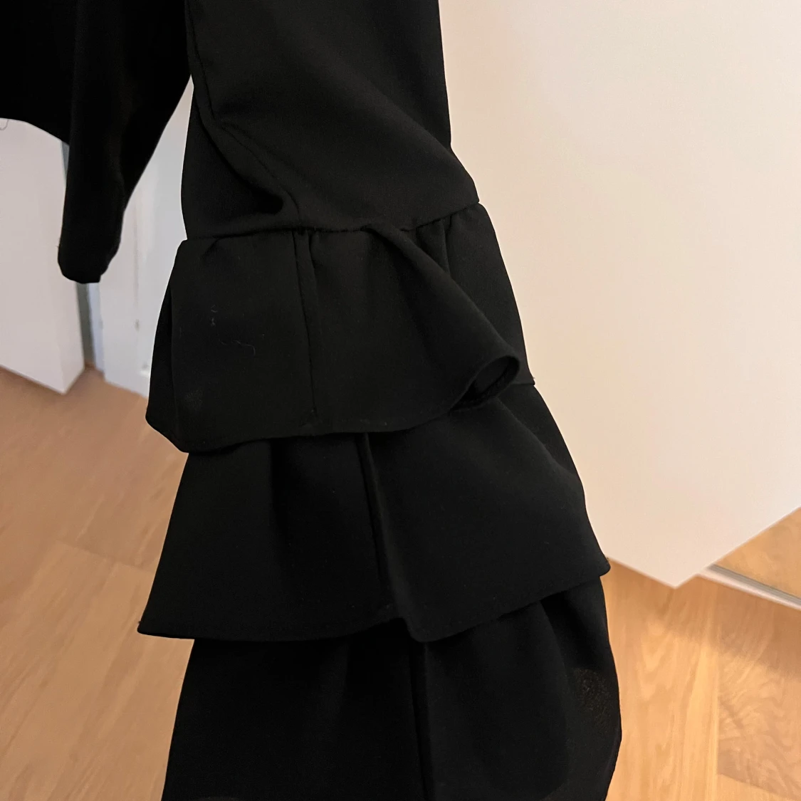 Svart blus med volangärmar Glamorous - 1