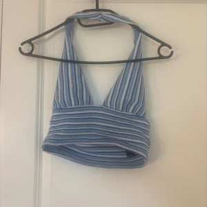 Blåvit randig halterneck topp H&M - Supersöt croppad halterneck topp från H&M Divided i blått och vitt med smala ränder. Stickad känsla o bred där nere för extra support, Perfekt till sommarennn☀️🌸