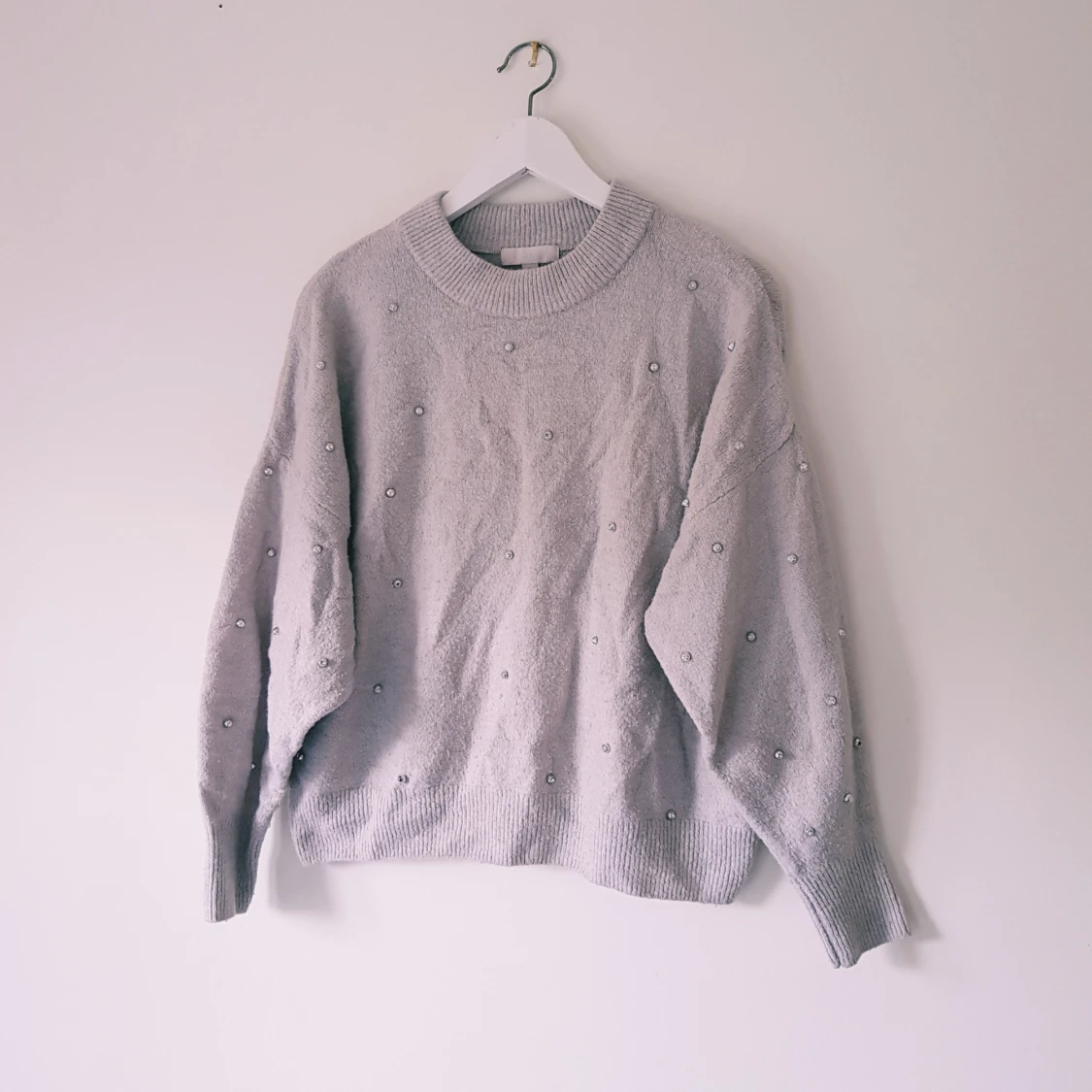 Ljusgrå stickad tröja med pärlor H&M strl M