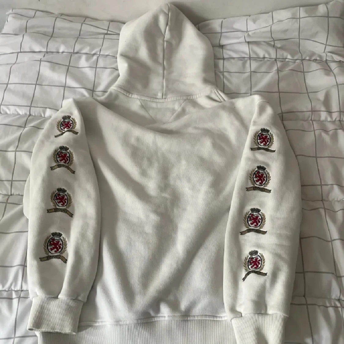 Vit hoodie Tommy Jeans med brodyr - 2