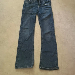 Flared jeans med broderade fickor från Gina - Fina, utsvänga jeans med broderade fickor. Så fina och passar med vilka byxor som helst. Säljer dem då det inte kommer till användning. Använt ett få tal gånger men syns inte