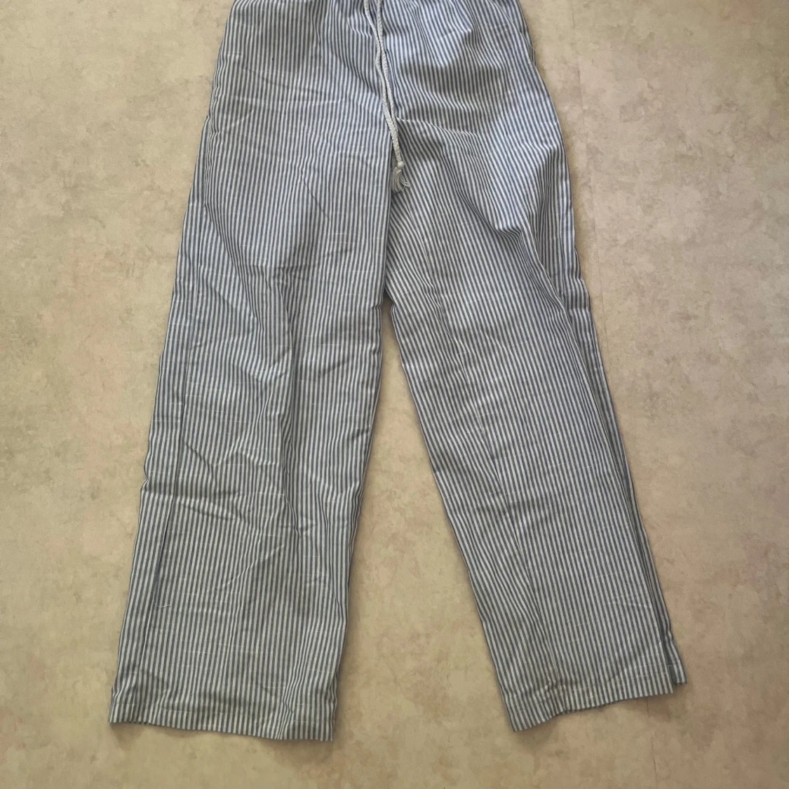 Randiga vida linnebyxor med snörning