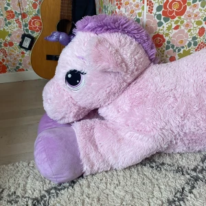 Stor Gosedjurs enhörning  - En stor gosedjurs enhörning som är väldigt mjuk och gosig 🤗 🦄Köpte den för 400 och säljer för 90, pris kan alltid diskuteras😁