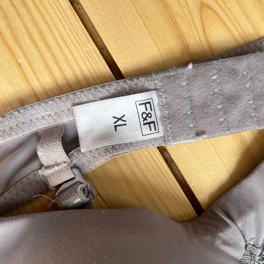 Grå bh-topp med spets från F&F - 1