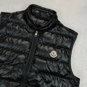 Moncler gui vest - – Condition: 9/10 - flawless  - Size: 4/XL  – Retail price: 9000 + SEK  Please note that Moncler runs small, we recommend going up one size from your usual size.
