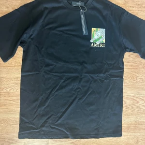 Svart Amiri t-shirt med leopardtryck - Amiri T-shirt i svart. Stilren, bekväm och i ny skick. Storlek S. Inte ANVÄND.