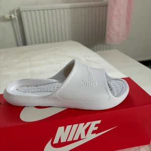 Nike tofflor - Helt nya nike tofflor. Sååå sköna och snygga. Tål allt väder och passar till många tillfällen. Aldrig använda. 