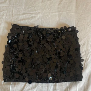Glitter kjol  - Glitter kjol med paljetter och inbyggda shorts, aldrig använd 