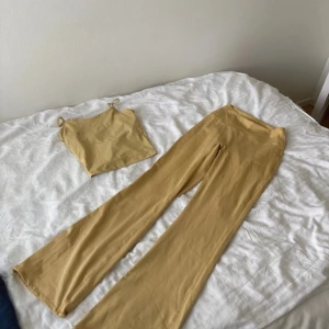 Tränings set  - Aldrig använd, toppen är storlek S och byxorna storlek M 