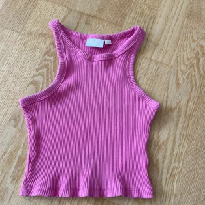 Rosa ribbad linnetopp Gina Tricot - Säljer en rosa ribbad linnetopp från Gina Tricot. Storlek 134/140 men otroligt stretchigt material så kan passa xxs/xs också. 