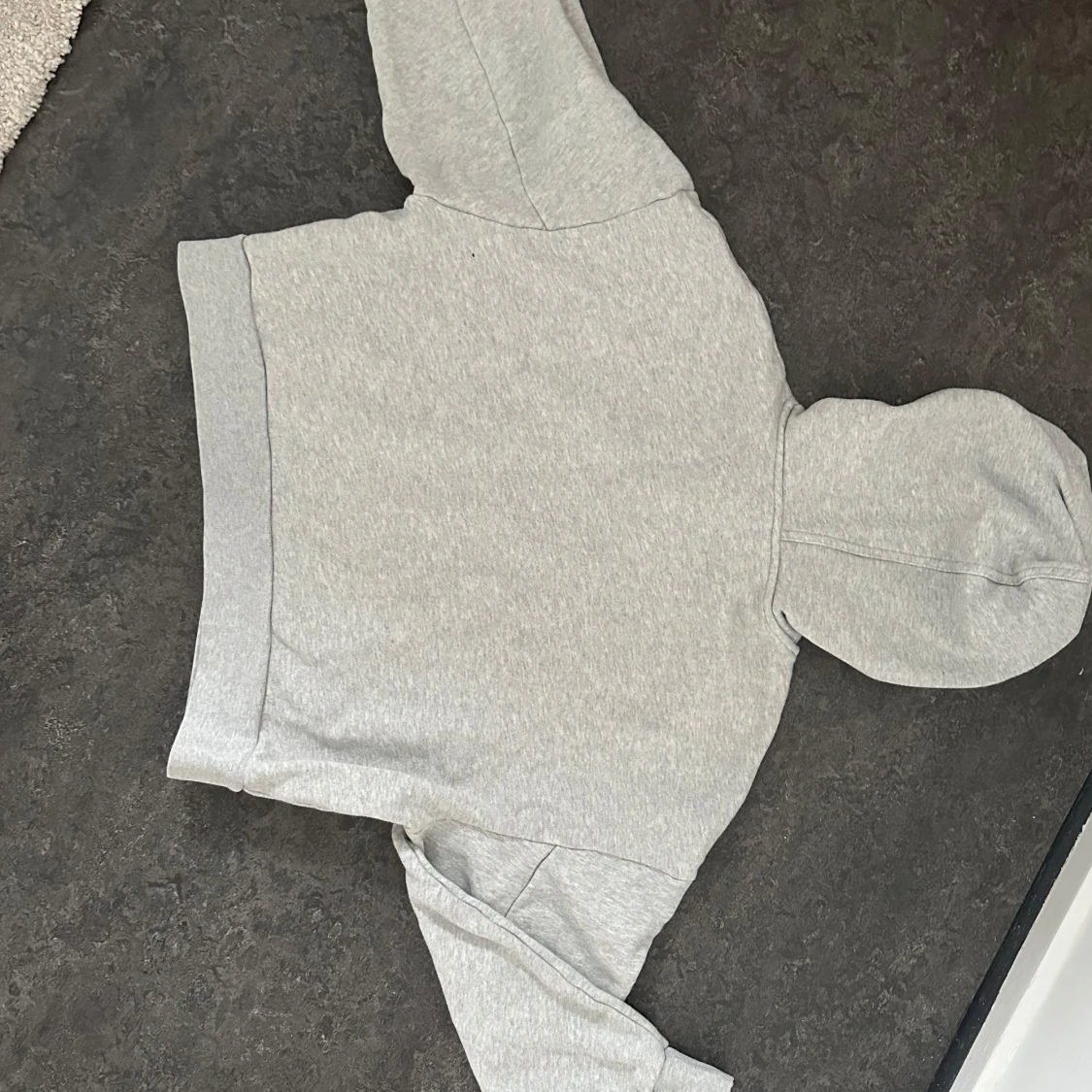 Grå croppad hoodie från & Other Stories - 3