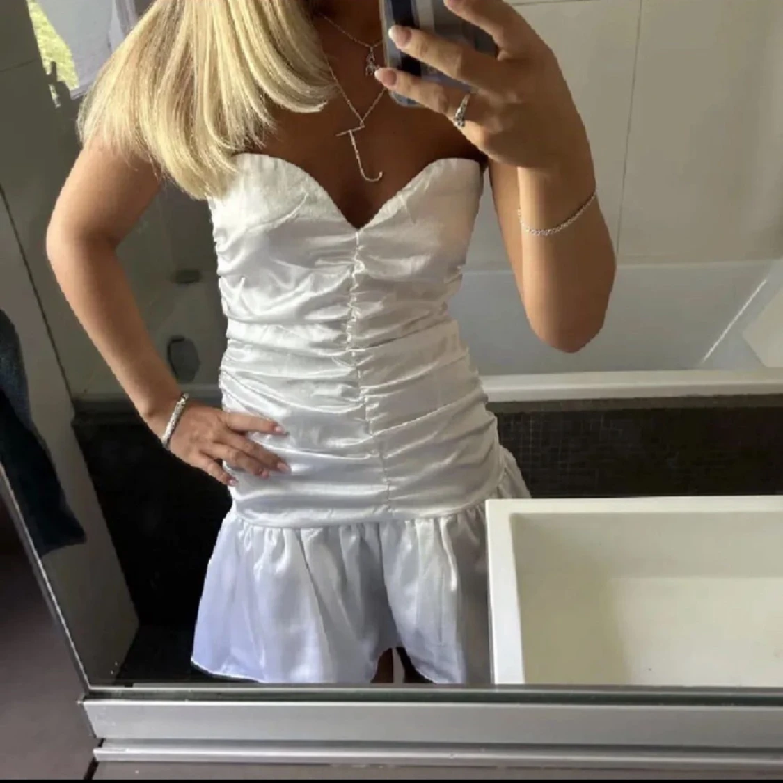 Vit axelbandslös kort klänning - 1