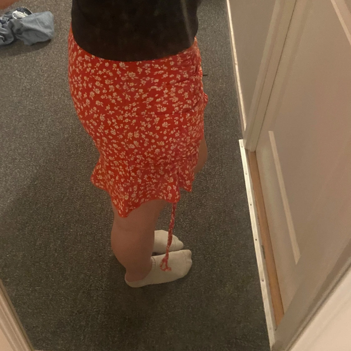 Röd blommig kortkjol med volang - 2