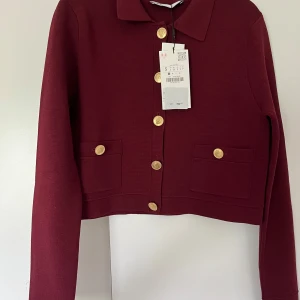 Vinröd cardigan  med guldknappar - Elegant vinröd cardigan jacka från Zara med snygga guldknappar framtill och på fickorna. Koftan är helt ny! Nypris 399 men säljer för 200🫶🏽 skriv ifall ni har några frågor 