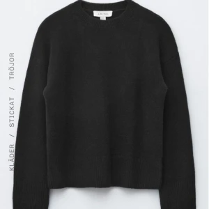 Svart stickad tröja från & Other Stories - Superfin stickad tröja från Other Stories, nypris 550kr🩷